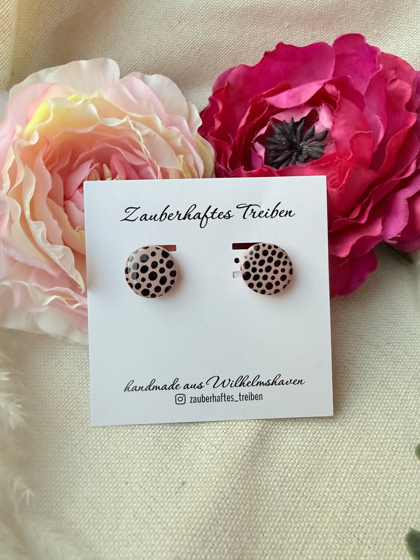 Minimalistische Polymer Clay Ohrstecker mit Punkte und gold Ohrstecker