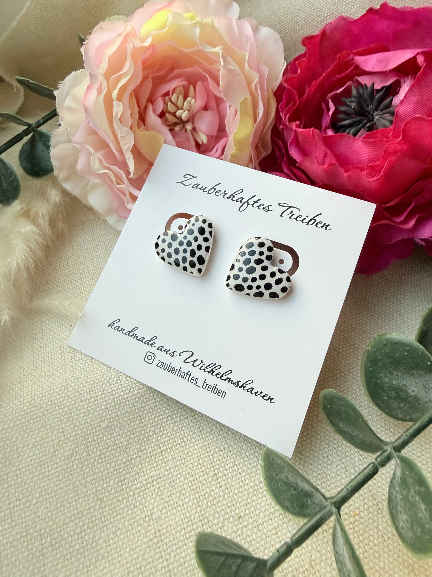 Herz Ohrstecker mit Punktedesign – Handgemachte Polymer Clay Ohrringe mit goldenen Ohrstecker