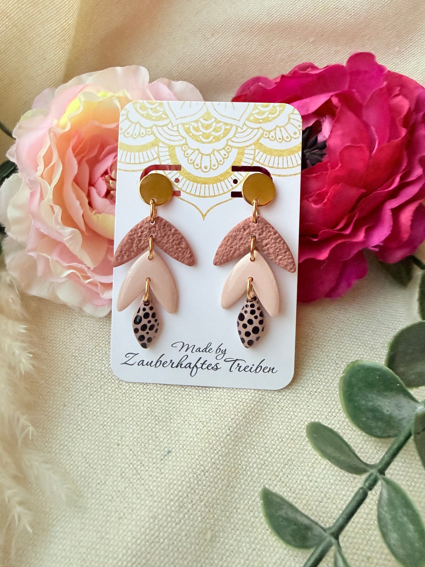 Polymer Clay Ohrringe in Rosé mit punkt-Detail – Handgemachte Statement Ohrringe aus Edelstahl