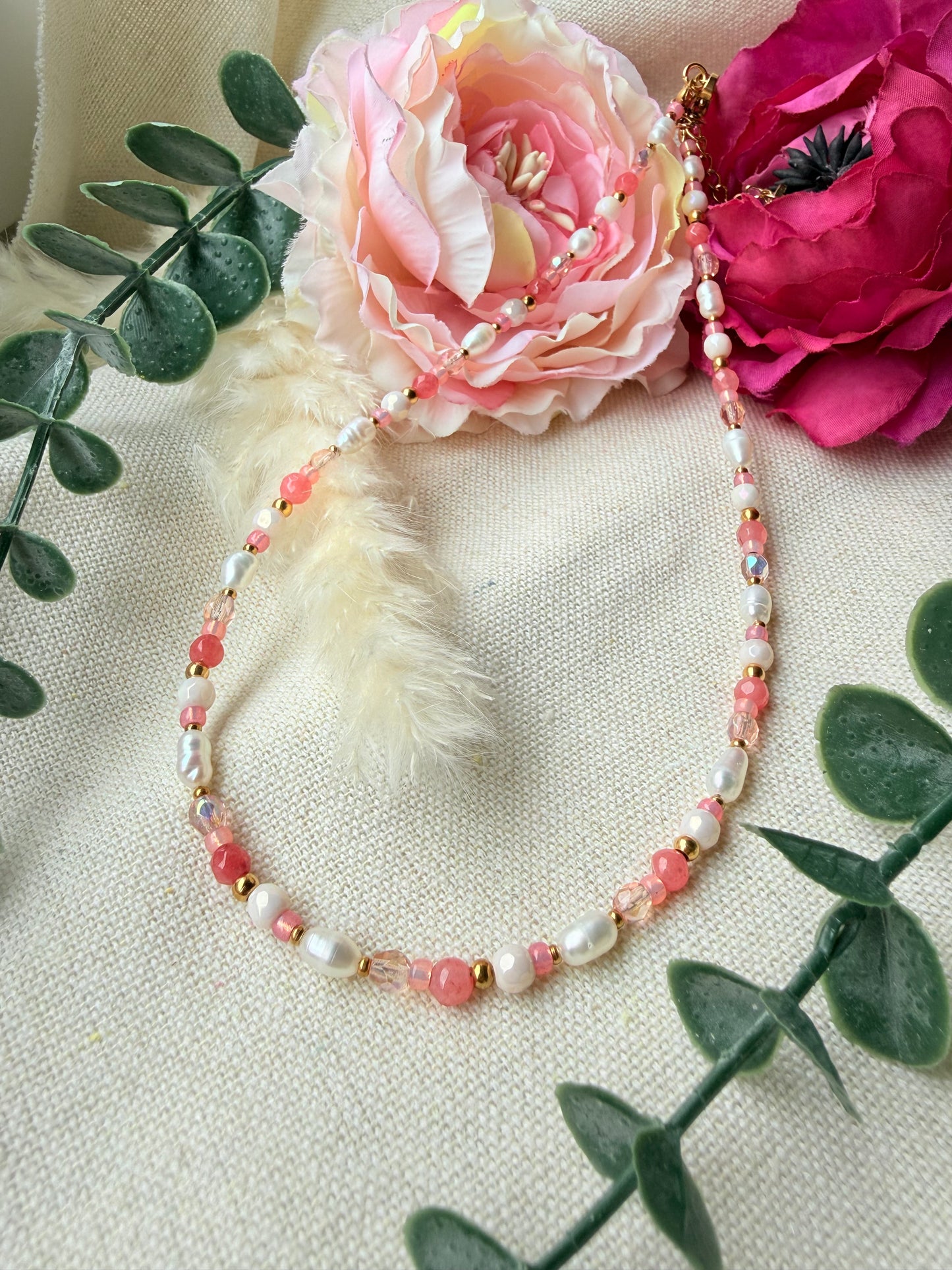 Perlenkette Rosa – Süßwasserperlen Kette mit Glasschliffperlen & Edelstahl „Rose Glow“