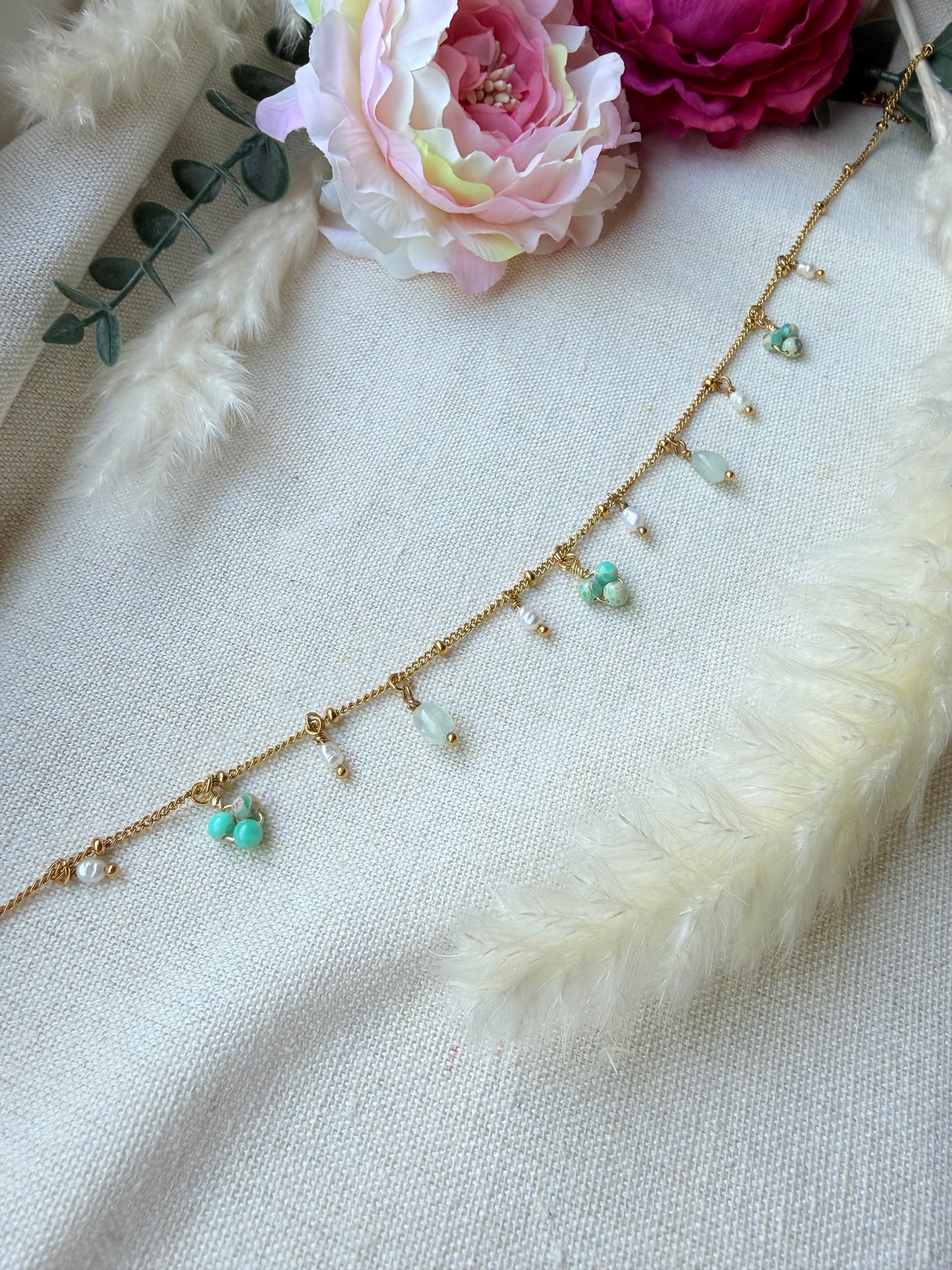 Goldene Edelstahlkette mit Naturstein & Süßwasserperlen – Kette Sofia