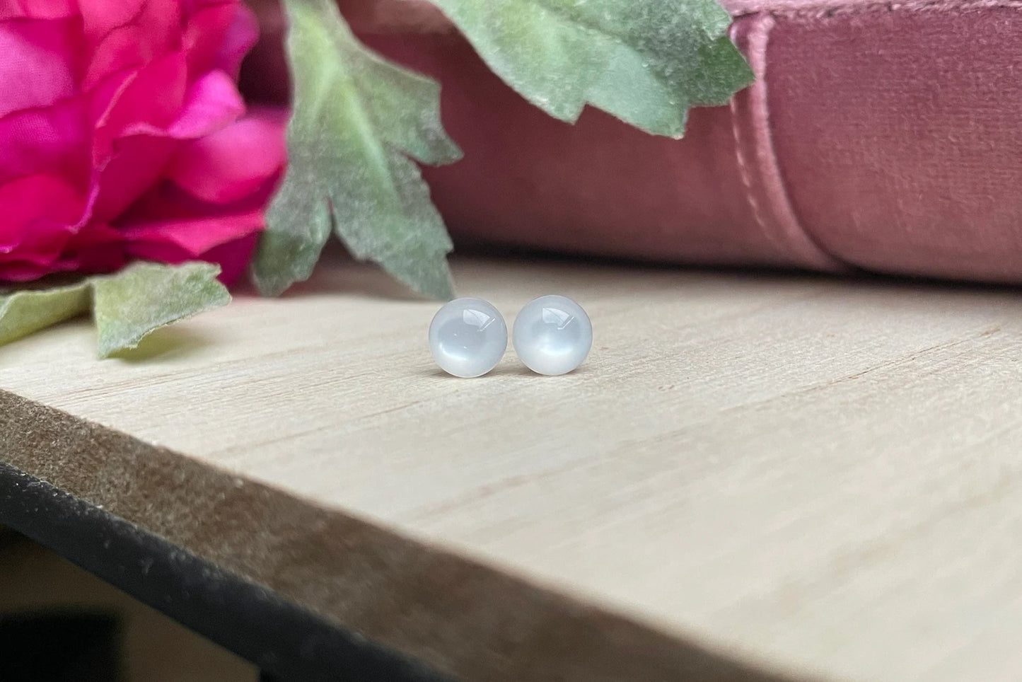 Cabochon Ohrstecker 7 mm Eisweiß – Edelstahl Ohrstecker für Damen