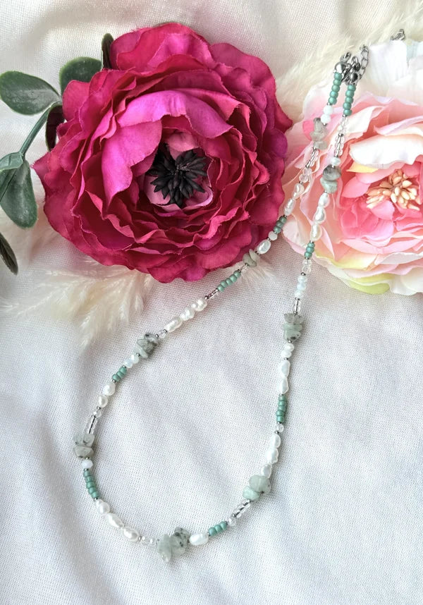 Zarte Perlenkette mit Naturstein & Süßwasserperlen – handgefertigte Edelstahlschmuck Kette "Ivy"