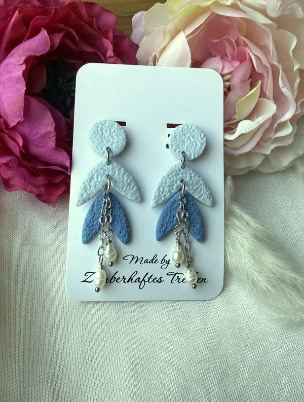 Handgefertigte Polymer Clay Ohrringe in Weiß & Blau mit Süßwasserperlen "Aurelia Blue"