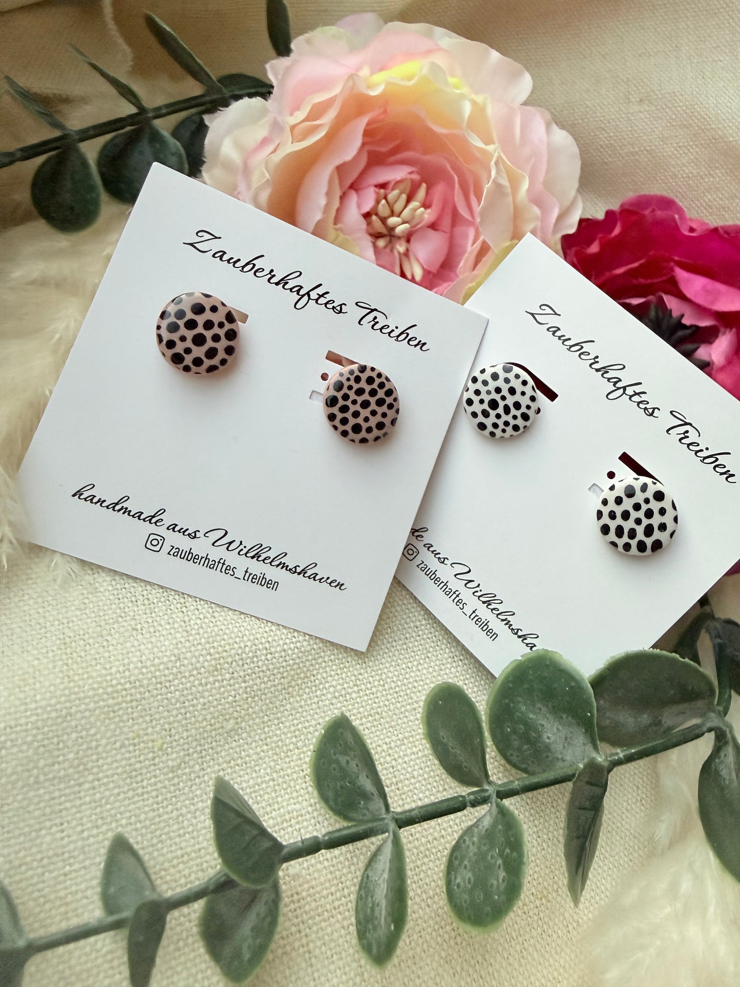 Minimalistische Polymer Clay Ohrstecker mit Punkte und gold Ohrstecker