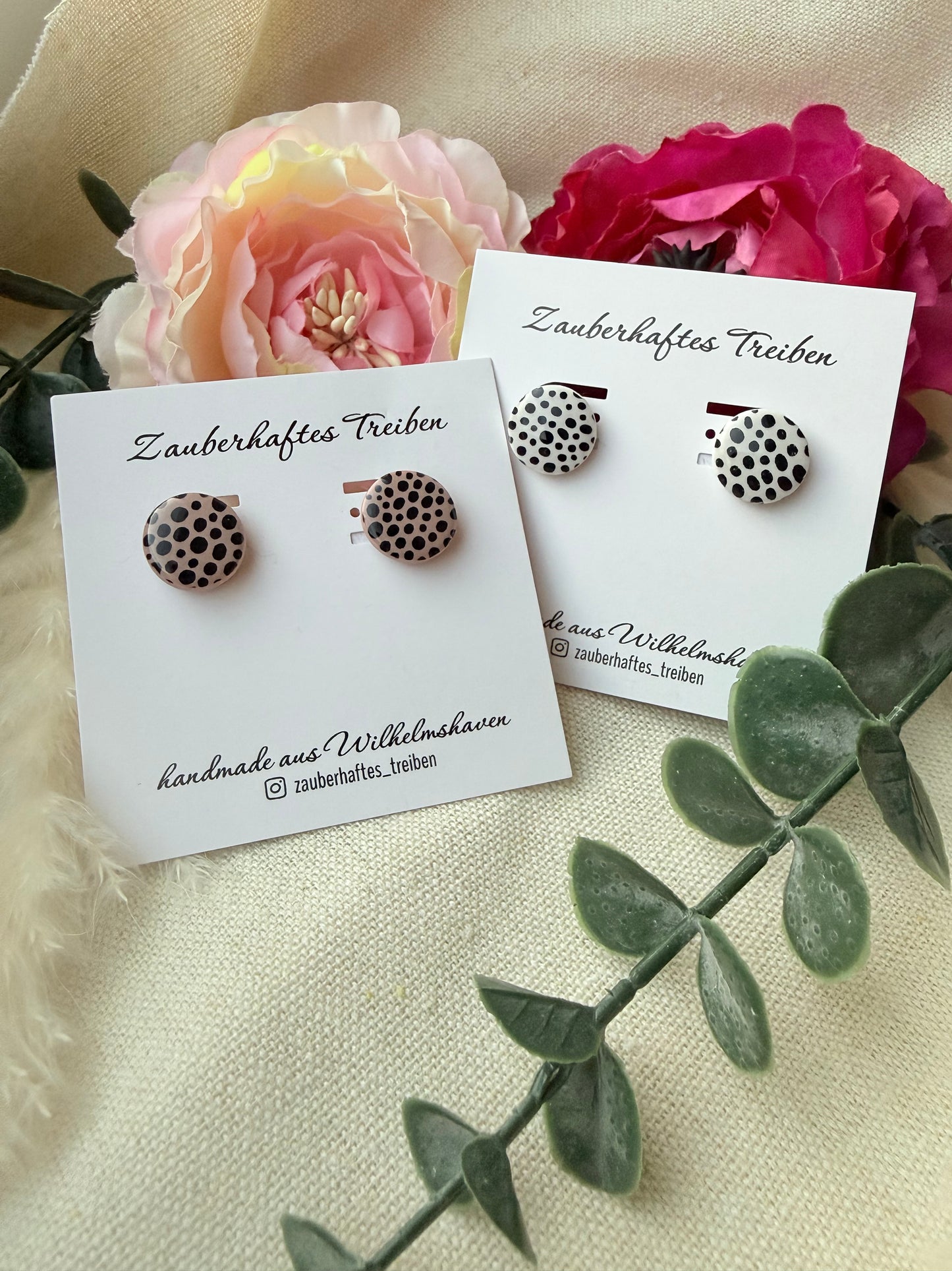 Minimalistische Polymer Clay Ohrstecker mit Punkte und gold Ohrstecker