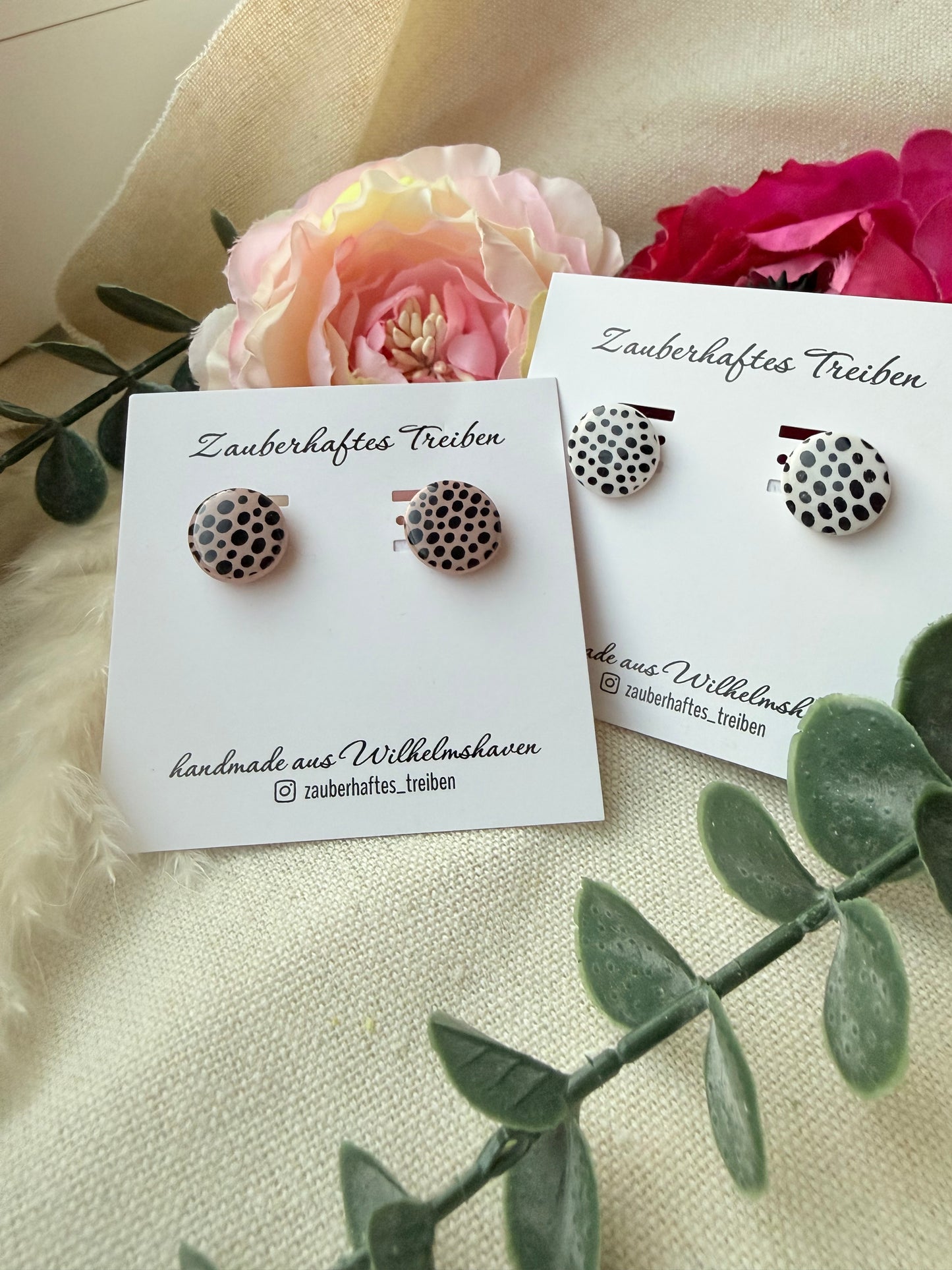 Minimalistische Polymer Clay Ohrstecker mit Punkte und gold Ohrstecker