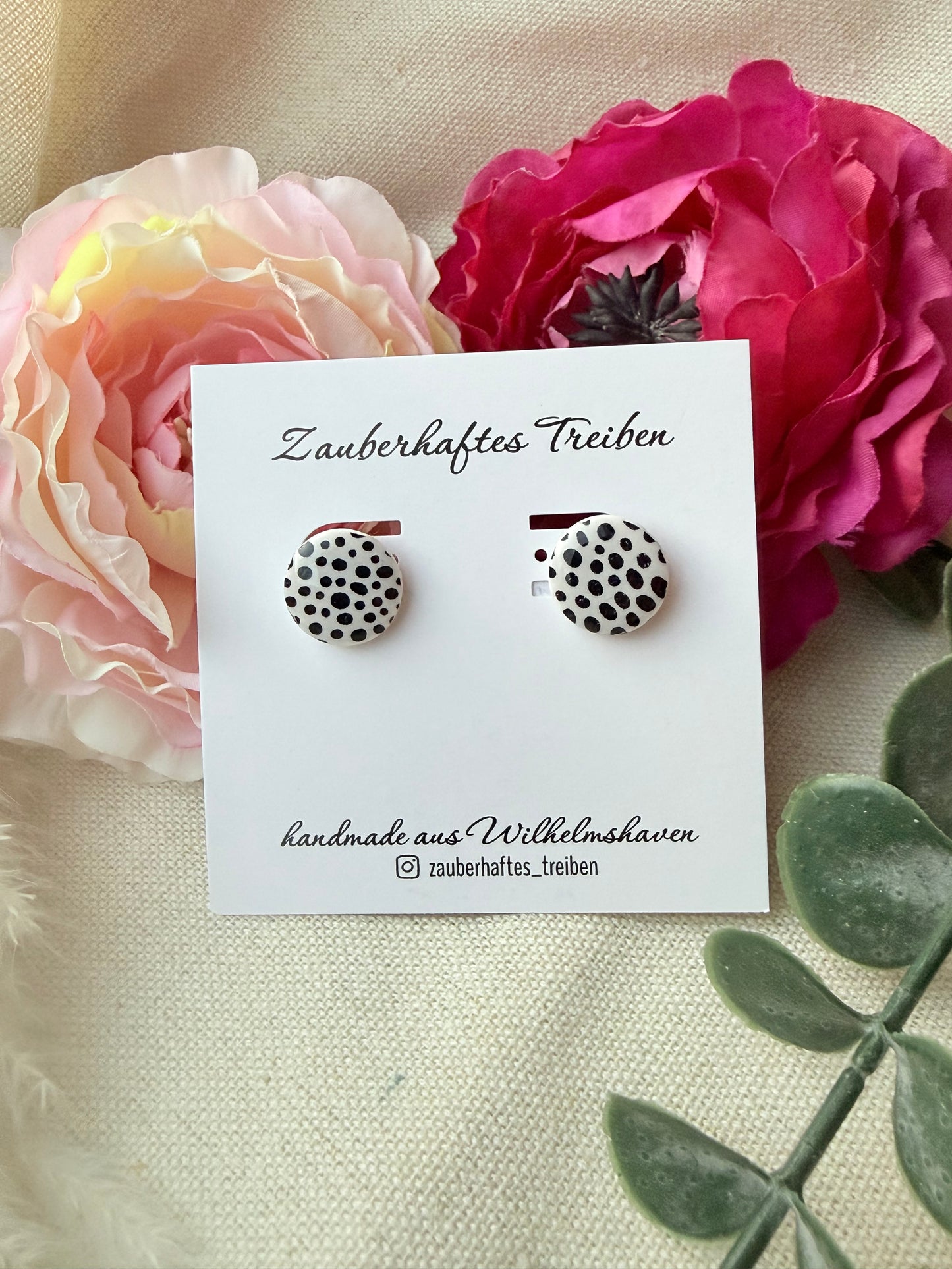 Minimalistische Polymer Clay Ohrstecker mit Punkte und gold Ohrstecker