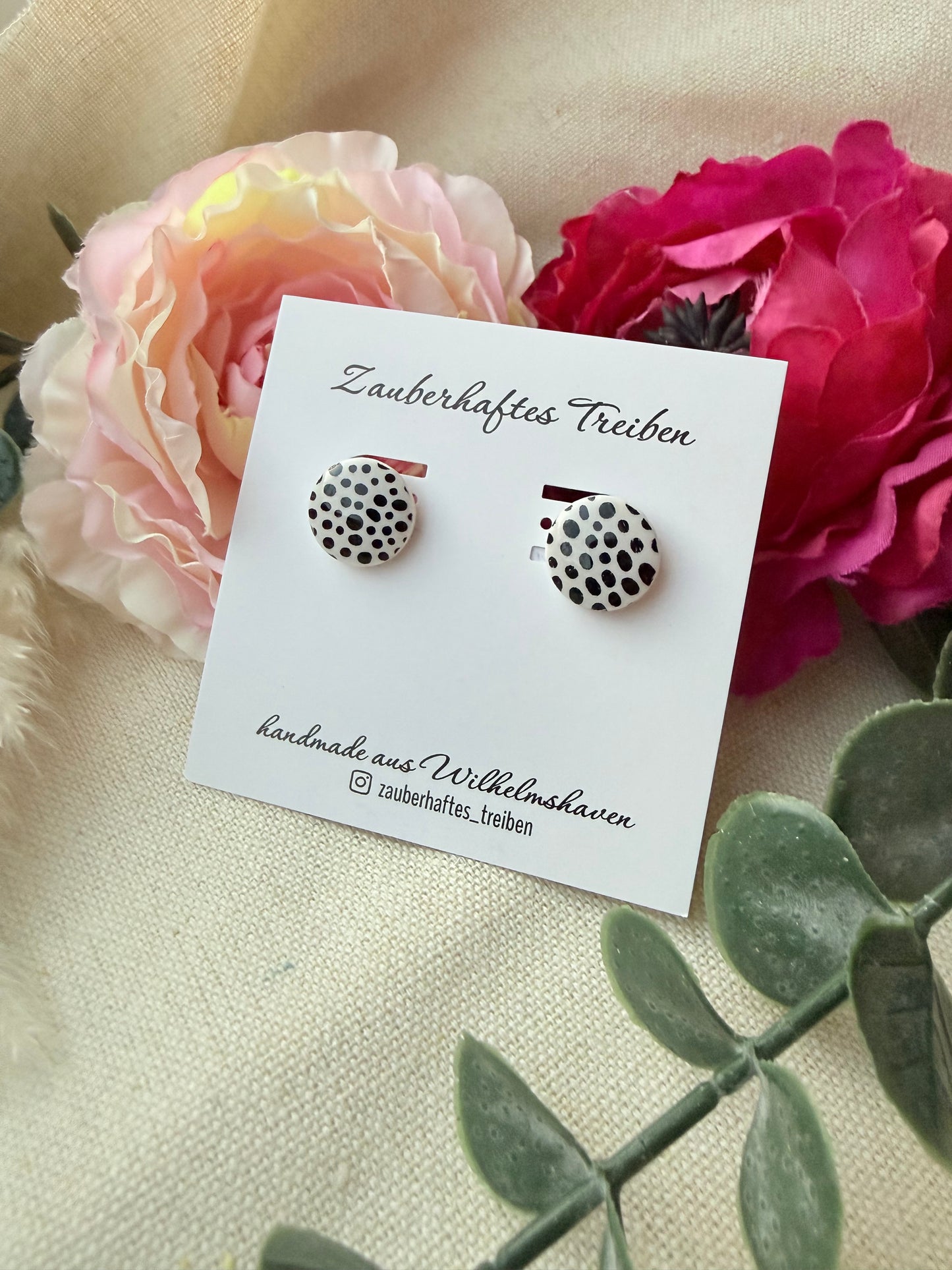 Minimalistische Polymer Clay Ohrstecker mit Punkte und gold Ohrstecker