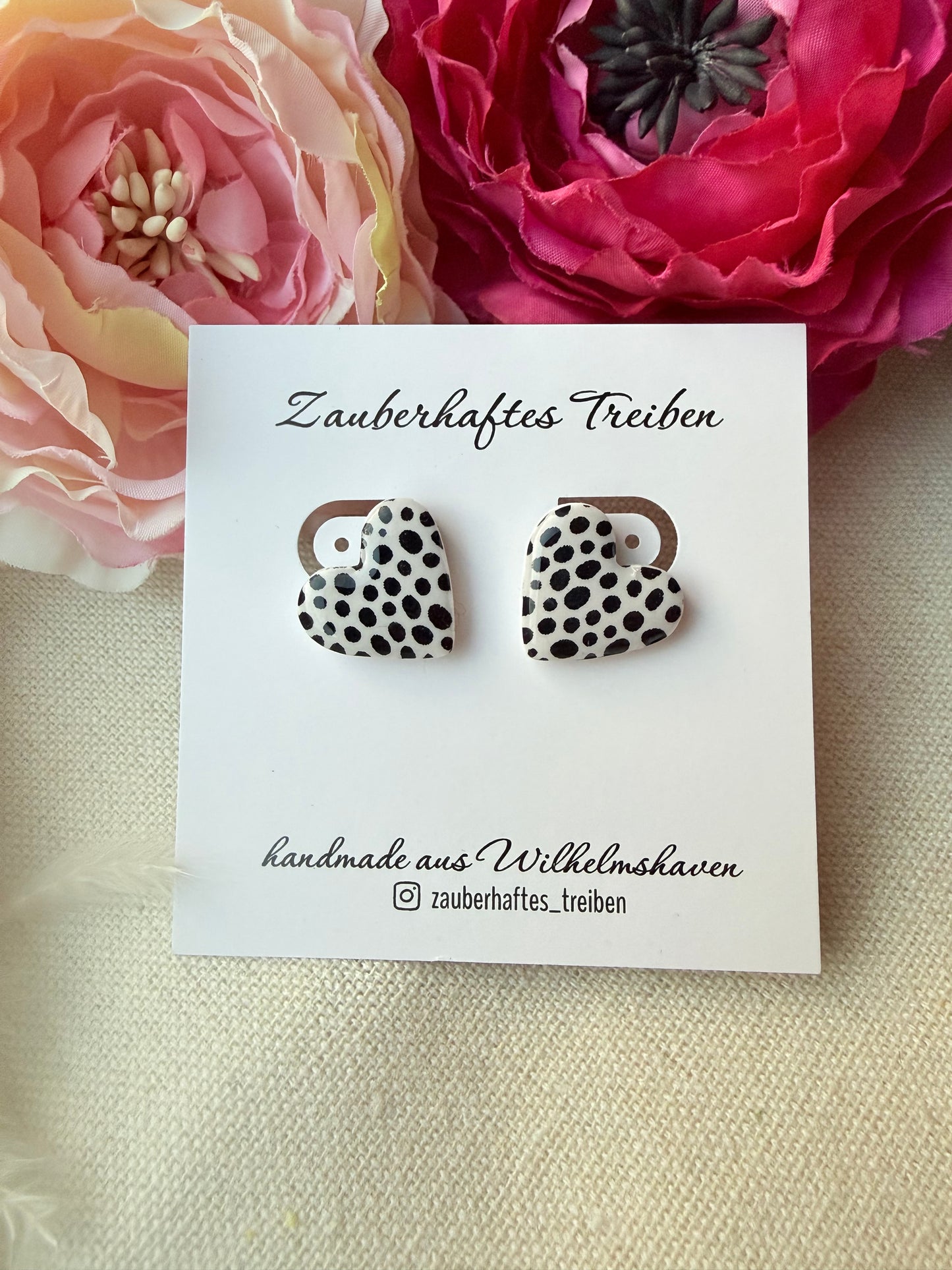Herz Ohrstecker mit Punktedesign – Handgemachte Polymer Clay Ohrringe mit goldenen Ohrstecker