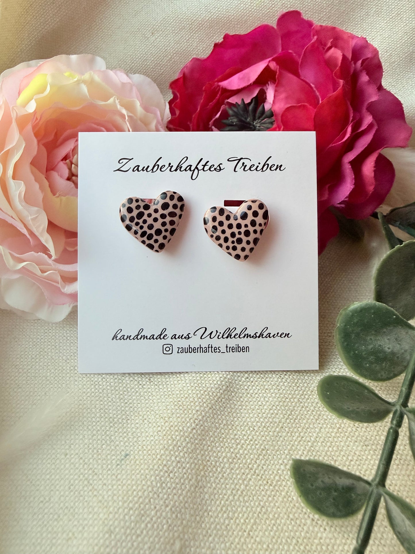 Herz Ohrstecker mit Punktedesign – Handgemachte Polymer Clay Ohrringe mit goldenen Ohrstecker