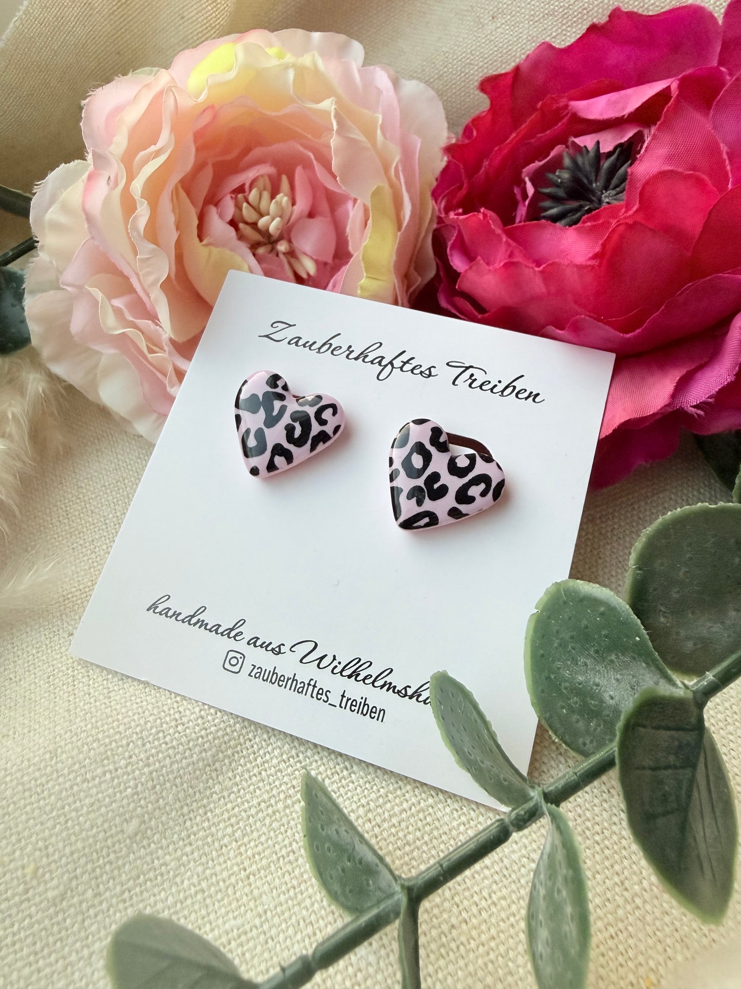 Rosa Leo Herz Ohrringe – Handgemachte Polymer Clay Ohrstecker im Leopardenmuster mit goldenem Stecker