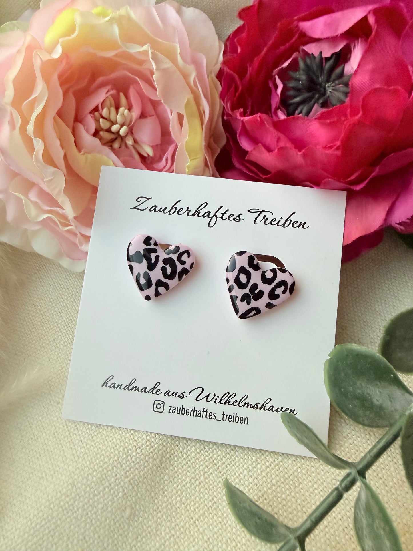 Rosa Leo Herz Ohrringe – Handgemachte Polymer Clay Ohrstecker im Leopardenmuster mit goldenem Stecker