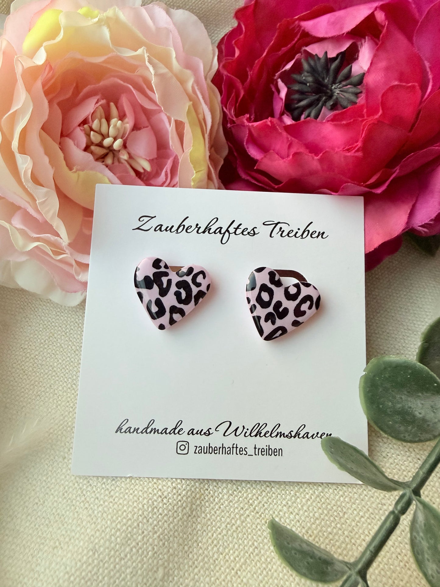 Rosa Leo Herz Ohrringe – Handgemachte Polymer Clay Ohrstecker im Leopardenmuster mit goldenem Stecker