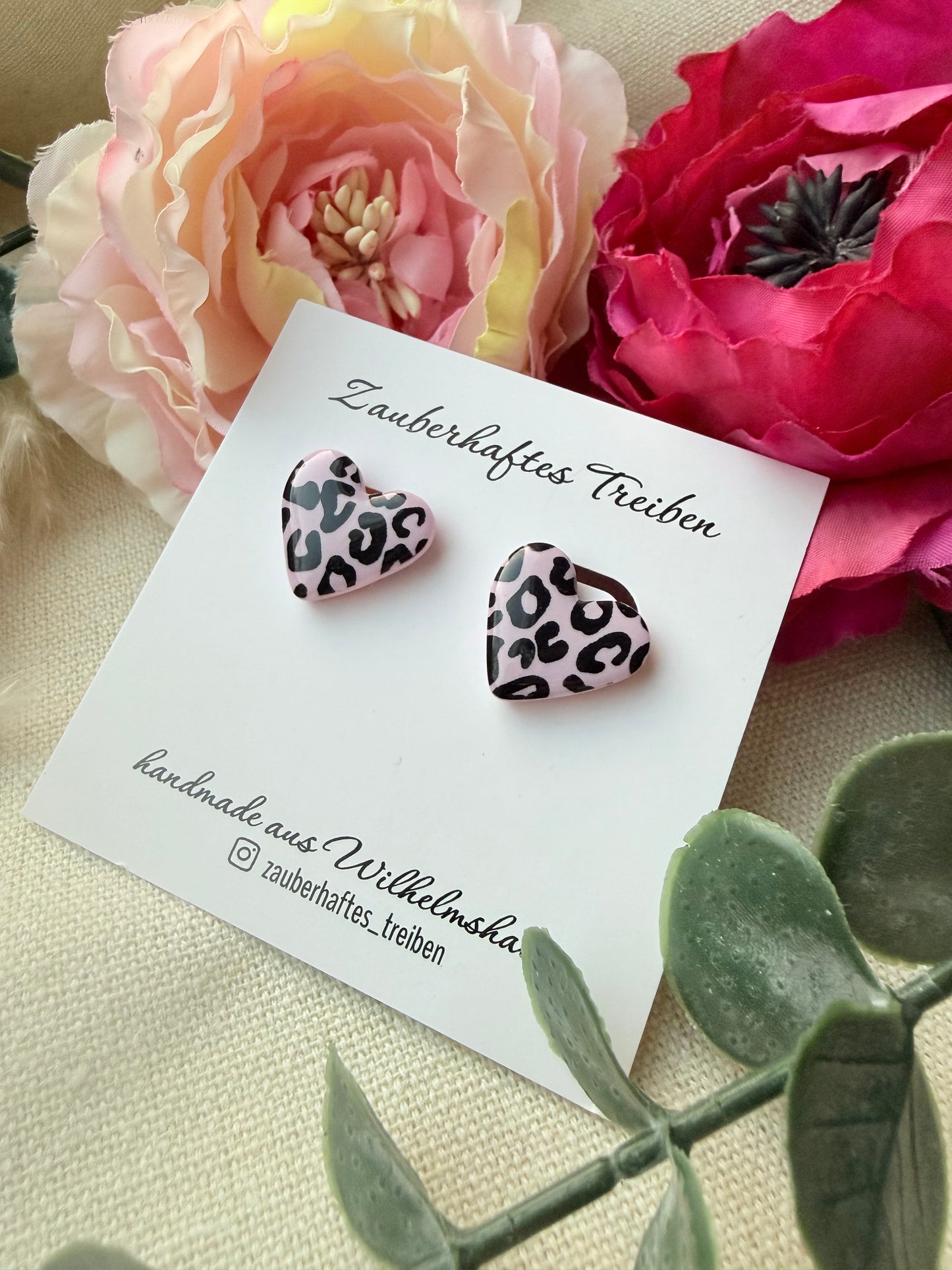 Rosa Leo Herz Ohrringe – Handgemachte Polymer Clay Ohrstecker im Leopardenmuster mit goldenem Stecker