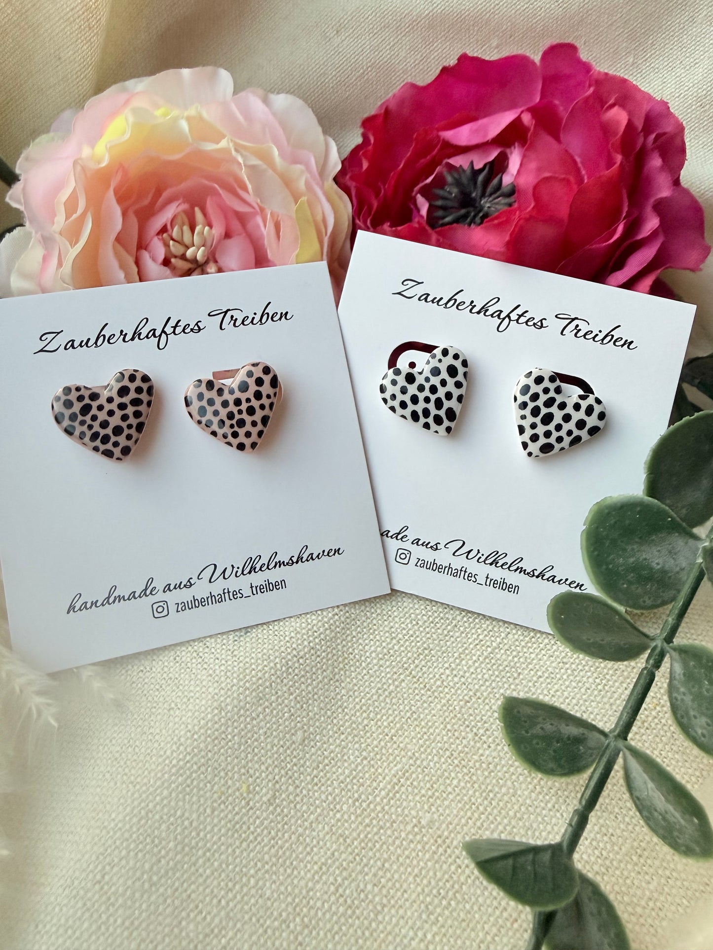 Herz Ohrstecker mit Punktedesign – Handgemachte Polymer Clay Ohrringe mit goldenen Ohrstecker
