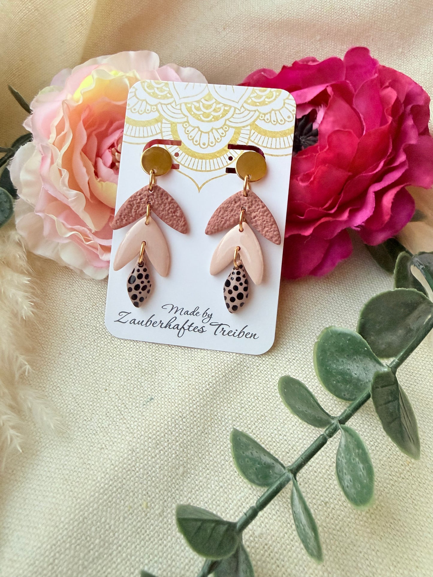 Polymer Clay Ohrringe in Rosé mit punkt-Detail – Handgemachte Statement Ohrringe aus Edelstahl