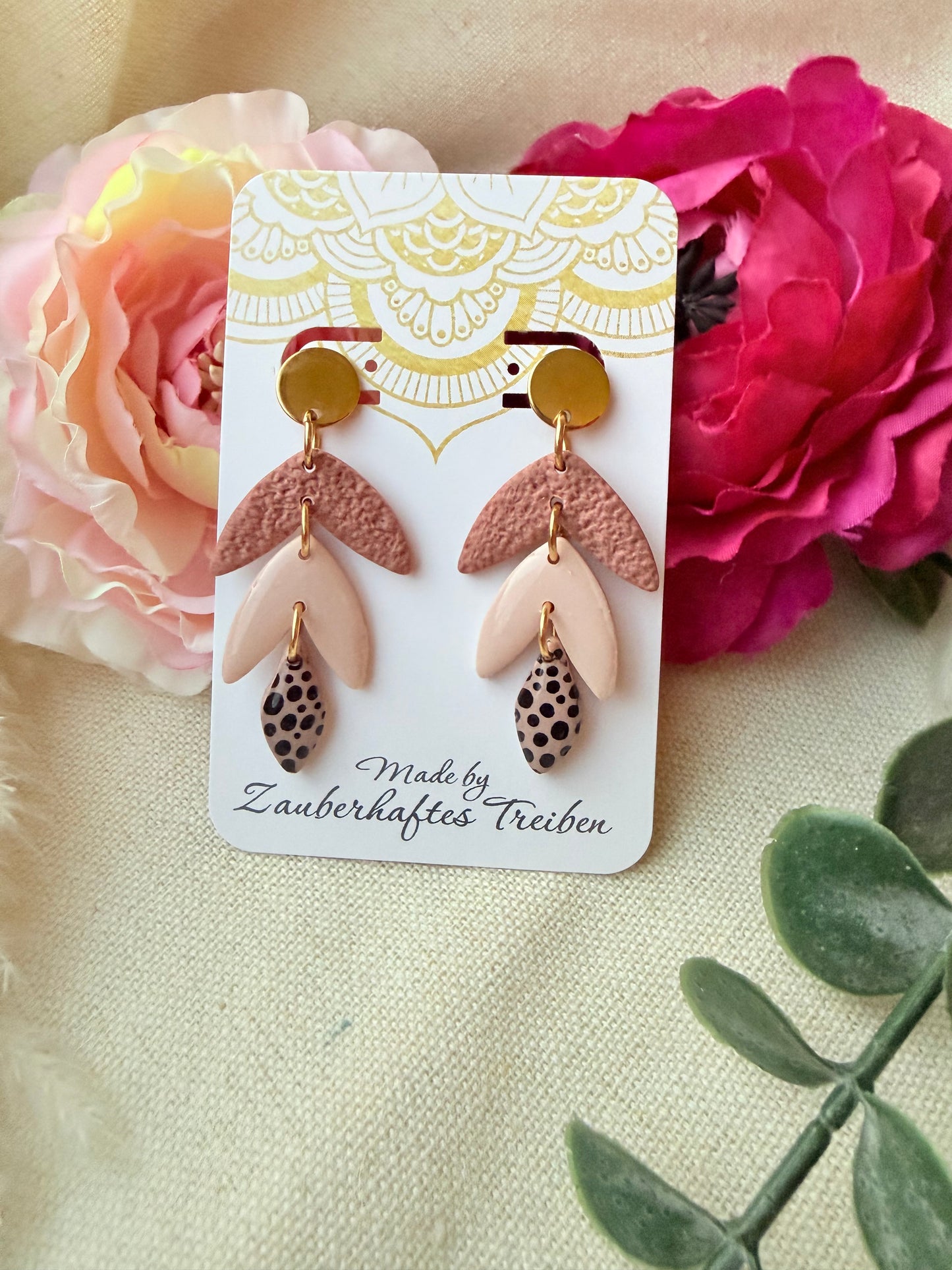 Polymer Clay Ohrringe in Rosé mit punkt-Detail – Handgemachte Statement Ohrringe aus Edelstahl