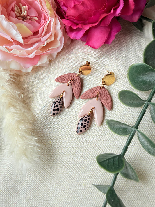Polymer Clay Ohrringe in Rosé mit punkt-Detail – Handgemachte Statement Ohrringe aus Edelstahl