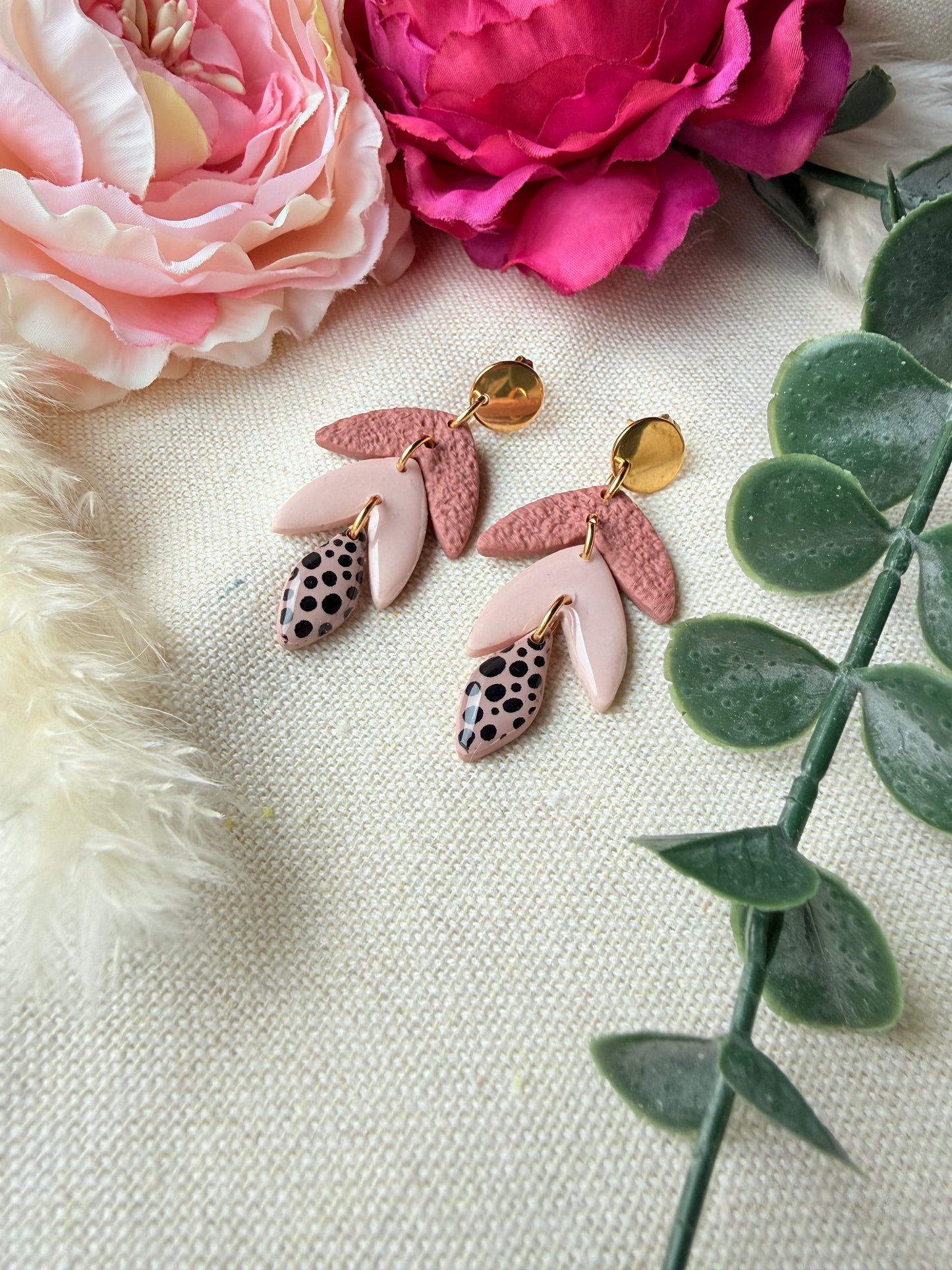 Polymer Clay Ohrringe in Rosé mit punkt-Detail – Handgemachte Statement Ohrringe aus Edelstahl