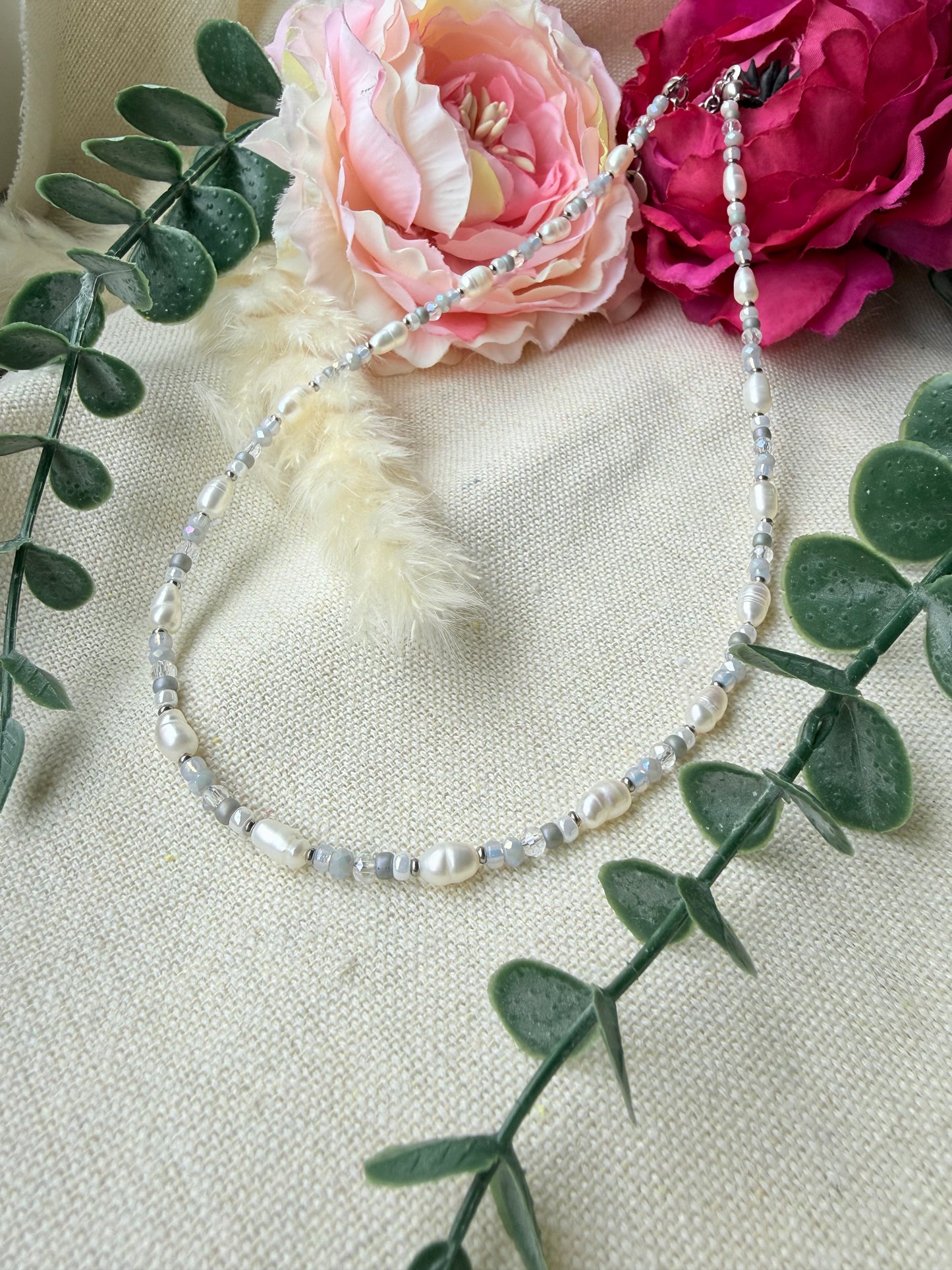 Perlenkette mit Süßwasserperlen & Glasschliffperlen – zarte Edelstahl Halskette "Grey Elegance"