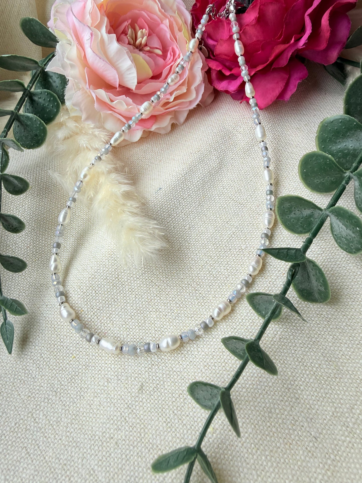 Perlenkette mit Süßwasserperlen & Glasschliffperlen – zarte Edelstahl Halskette "Grey Elegance"
