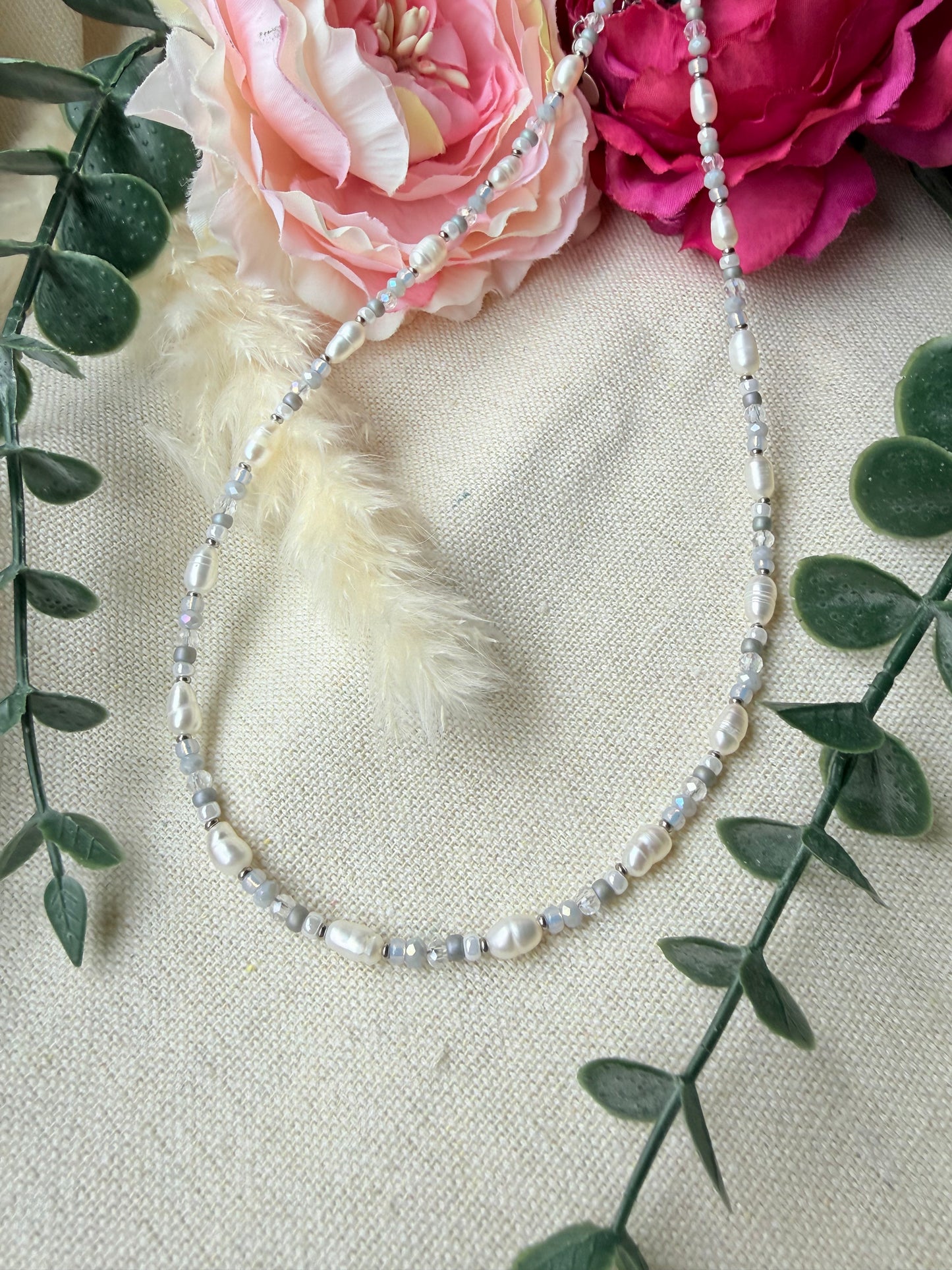 Perlenkette mit Süßwasserperlen & Glasschliffperlen – zarte Edelstahl Halskette "Grey Elegance"