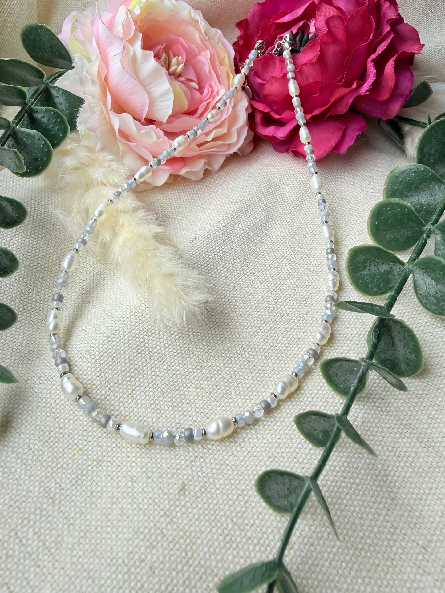 Perlenkette mit Süßwasserperlen & Glasschliffperlen – zarte Edelstahl Halskette "Grey Elegance"