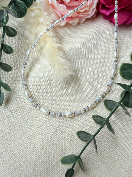 Perlenkette mit Süßwasserperlen & Glasschliffperlen – zarte Edelstahl Halskette "Grey Elegance"