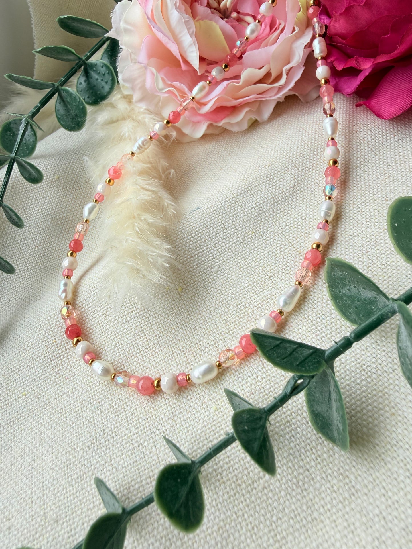Perlenkette Rosa – Süßwasserperlen Kette mit Glasschliffperlen & Edelstahl „Rose Glow“