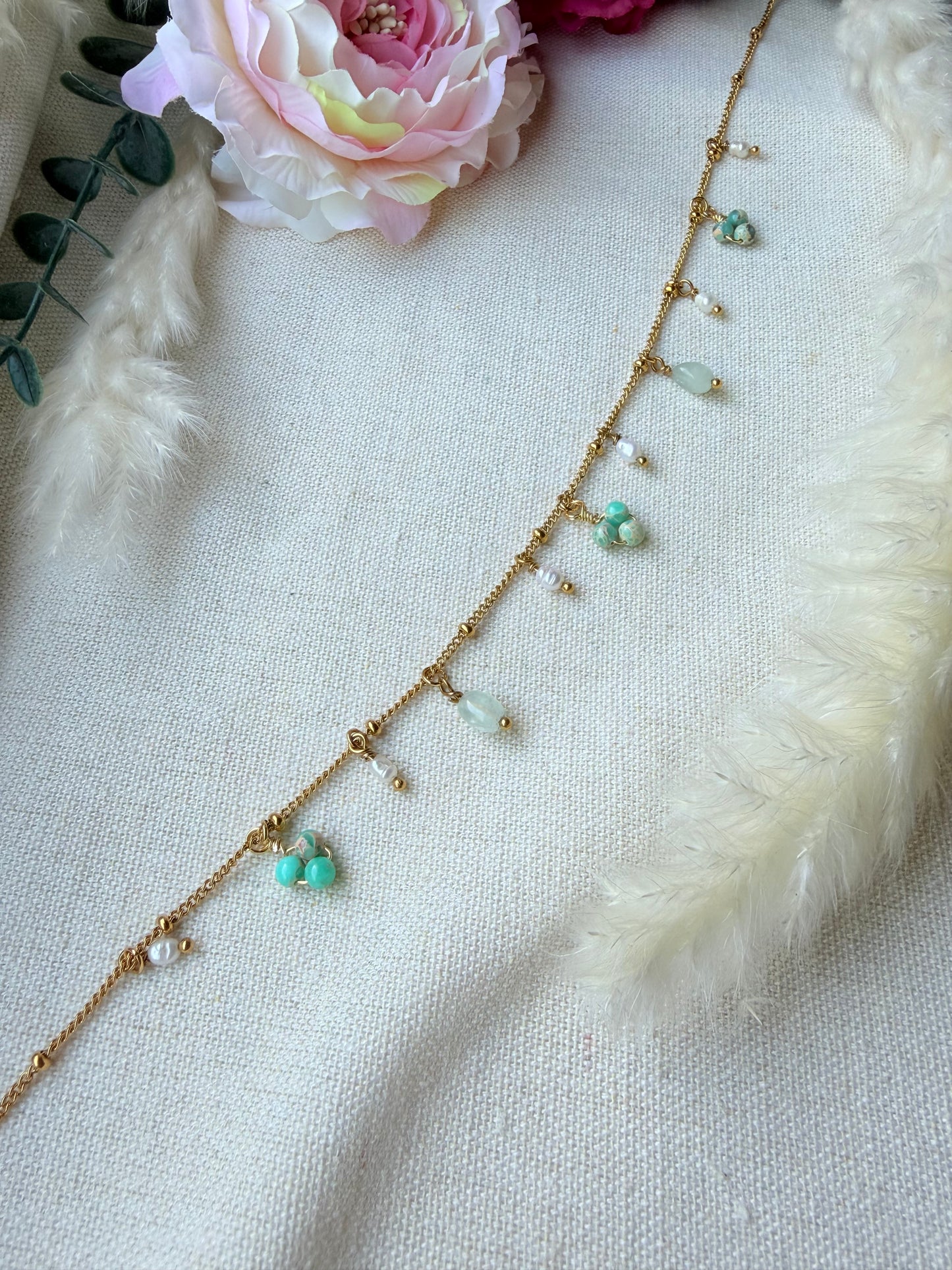 Goldene Edelstahlkette mit Naturstein & Süßwasserperlen – Kette Sofia