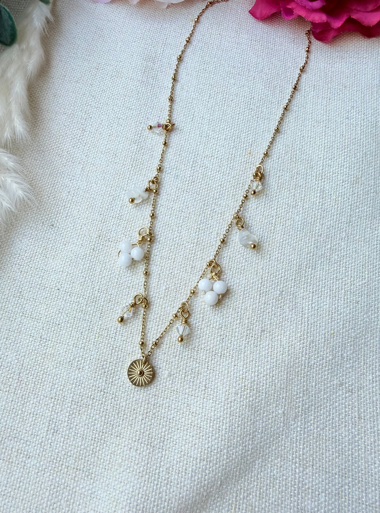 Goldene Edelstahlkette mit Naturstein & Süßwasserperlen – Kette Mari