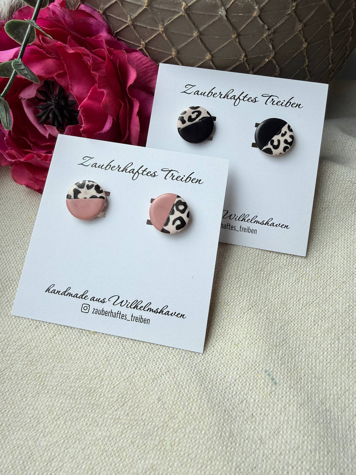 Leo Ohrstecker aus Polymer Clay | Handgemachte Ohrringe | Rosa oder Schwarz | Kleine Statement Ohrringe 14 mm "LEONA"