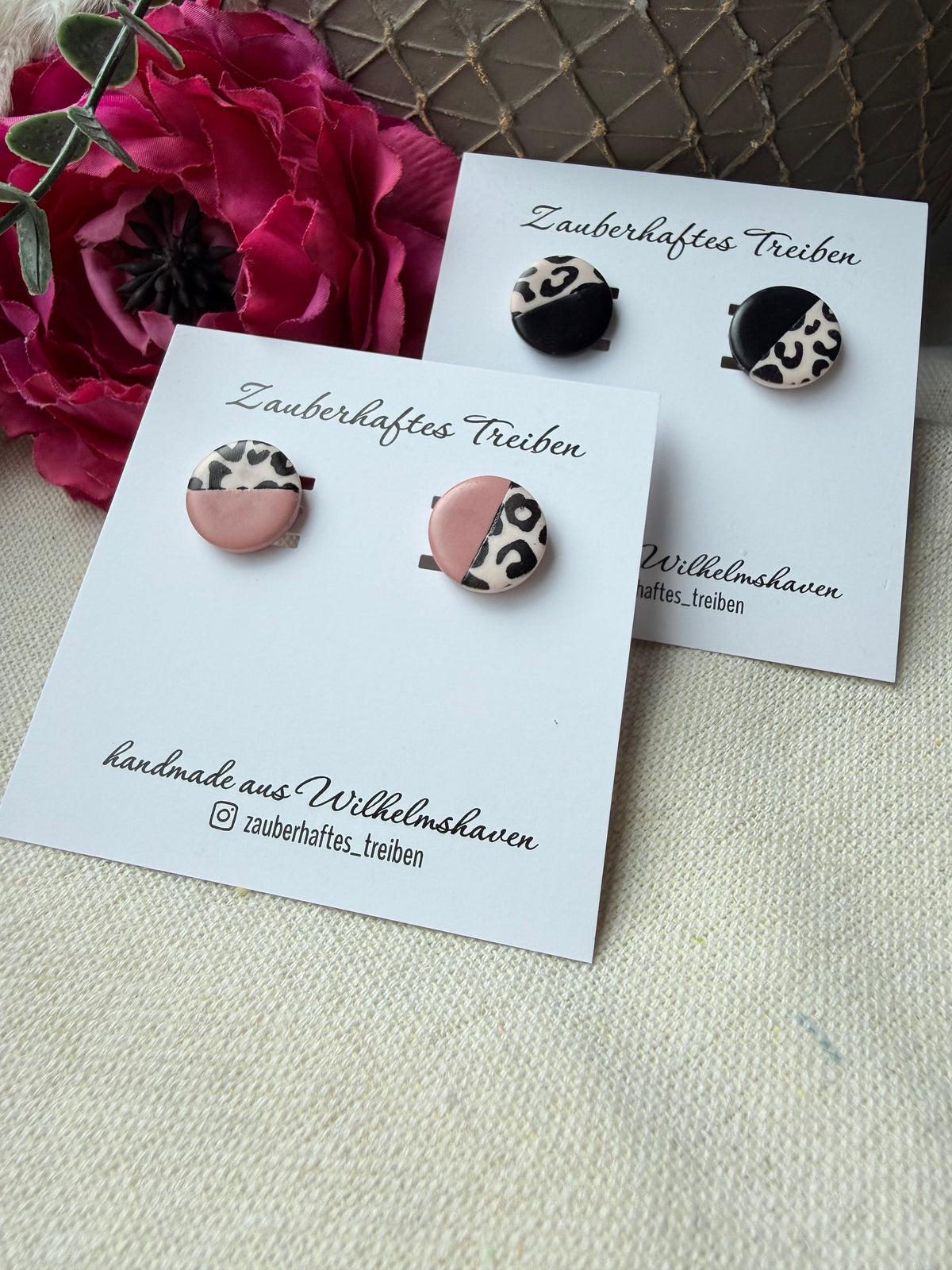 Leo Ohrstecker aus Polymer Clay | Handgemachte Ohrringe | Rosa oder Schwarz | Kleine Statement Ohrringe 14 mm "LEONA"