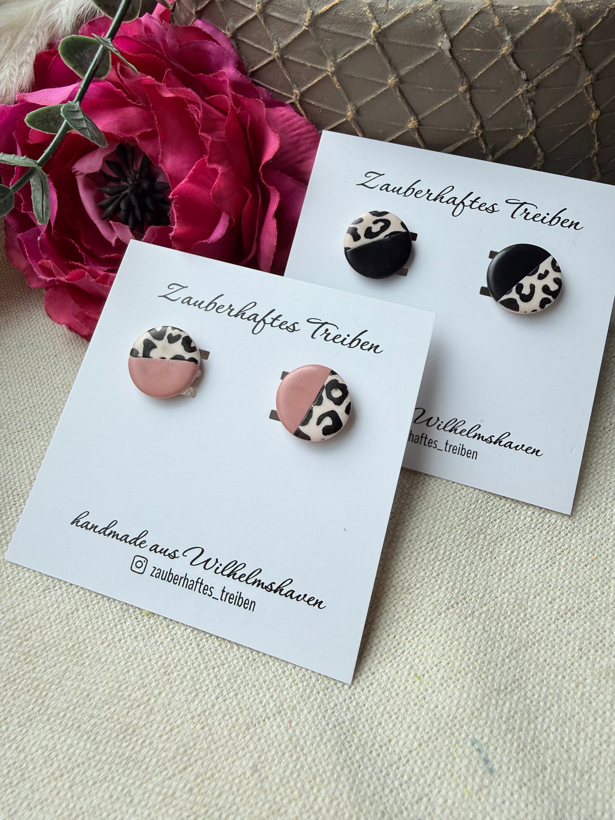 Leo Ohrstecker aus Polymer Clay | Handgemachte Ohrringe | Rosa oder Schwarz | Kleine Statement Ohrringe 14 mm "LEONA"