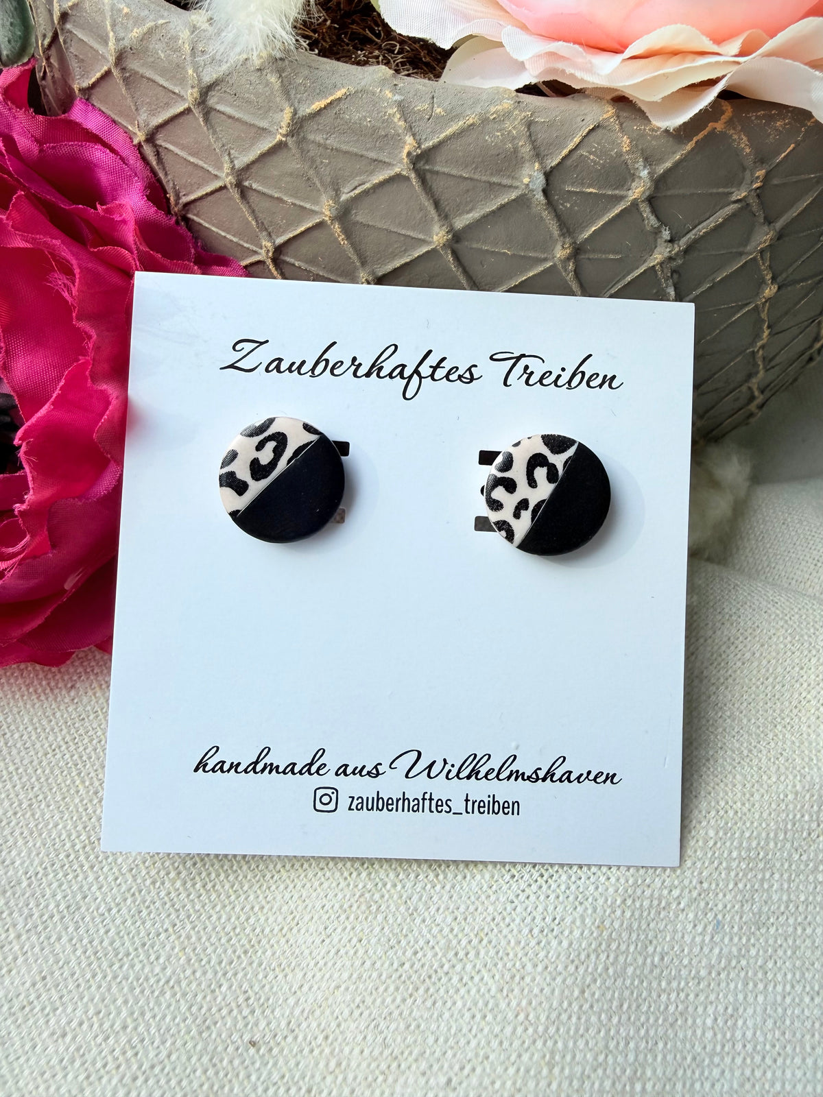 Leo Ohrstecker aus Polymer Clay | Handgemachte Ohrringe | Rosa oder Schwarz | Kleine Statement Ohrringe 14 mm "LEONA"