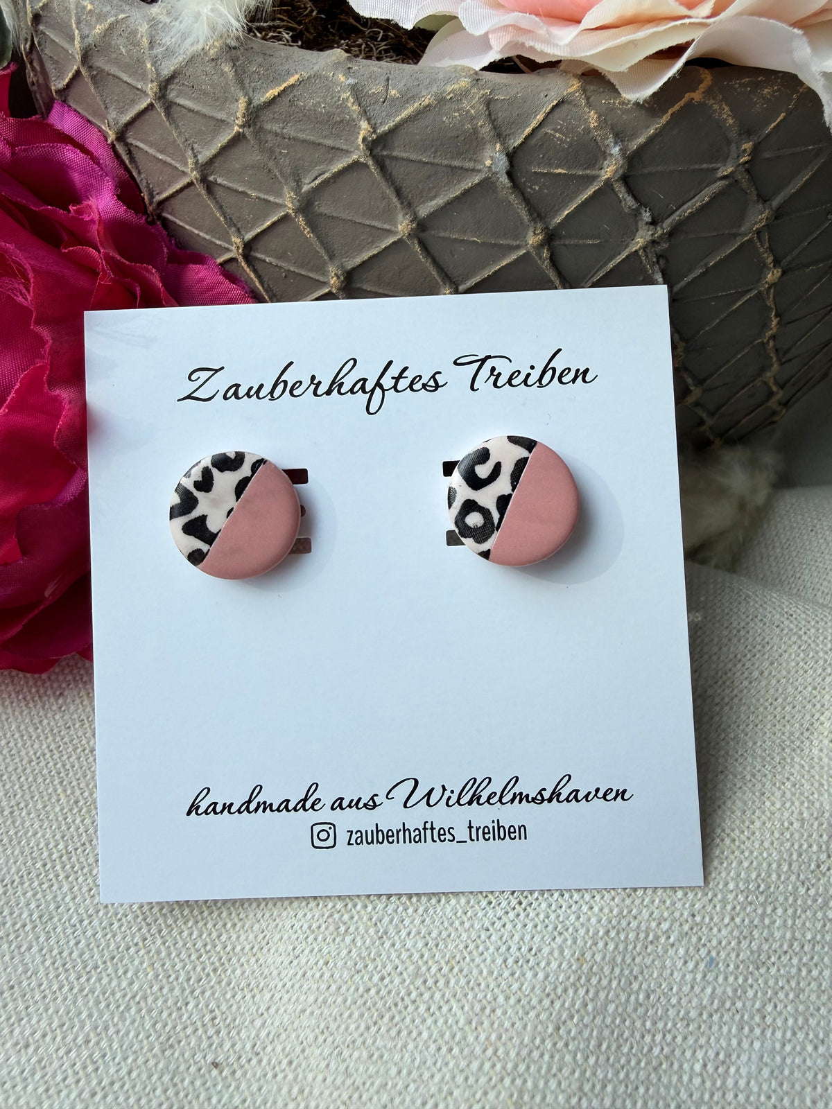 Leo Ohrstecker aus Polymer Clay | Handgemachte Ohrringe | Rosa oder Schwarz | Kleine Statement Ohrringe 14 mm "LEONA"