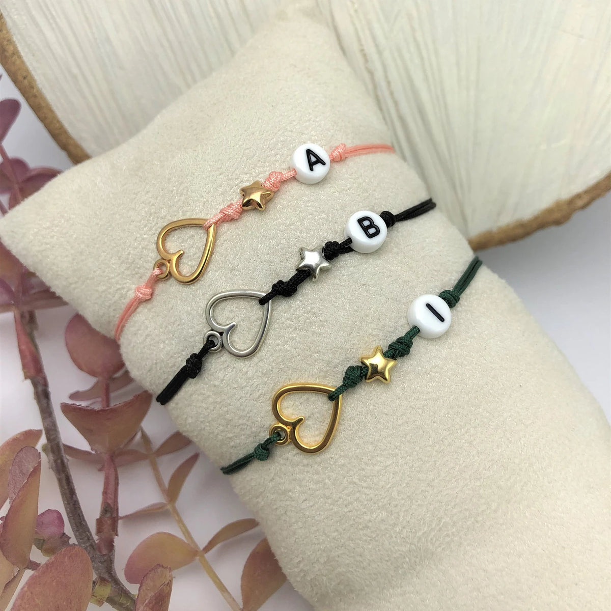 Personalisiertes Armband mit Buchstabe, Herz & Stern – verstellbar