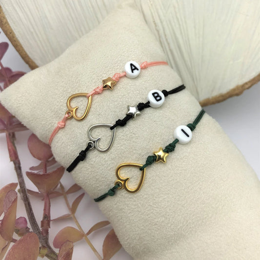 Personalisiertes Armband mit Buchstabe, Herz & Stern – verstellbar