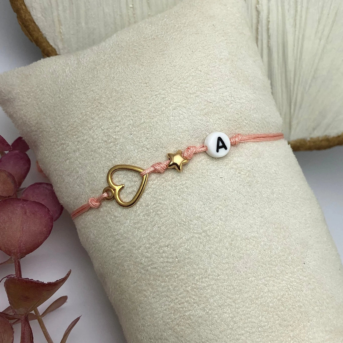 Personalisiertes Armband mit Buchstabe, Herz & Stern – verstellbar