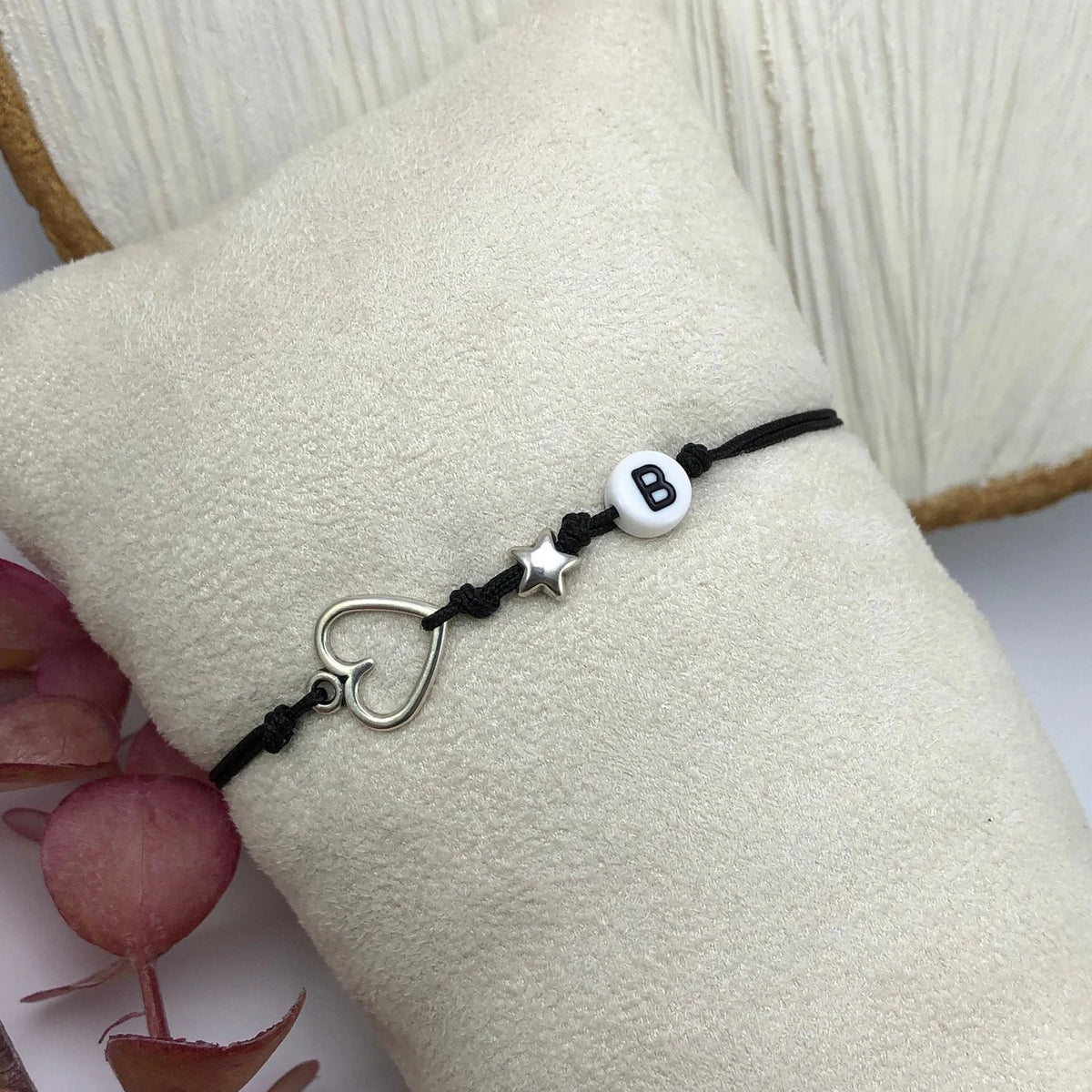 Personalisiertes Armband mit Buchstabe, Herz & Stern – verstellbar