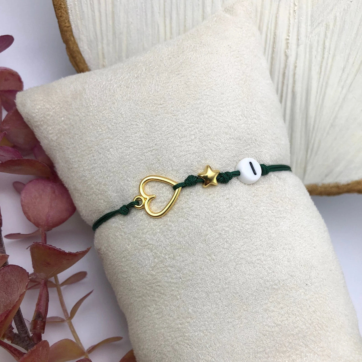 Personalisiertes Armband mit Buchstabe, Herz & Stern – verstellbar