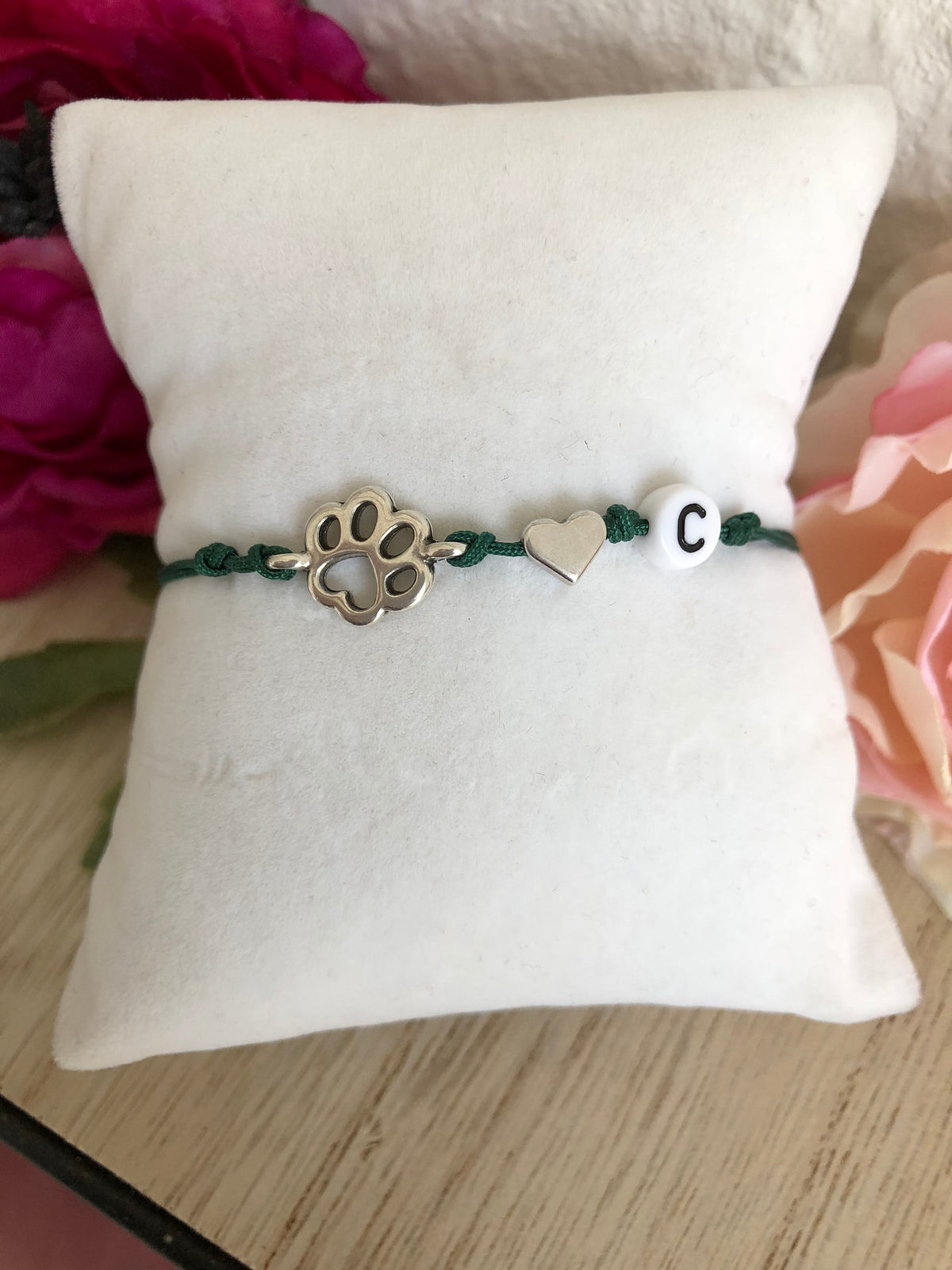 🐾 Pfoten-Armband mit Herz & Buchstabe – für echte Tierliebe