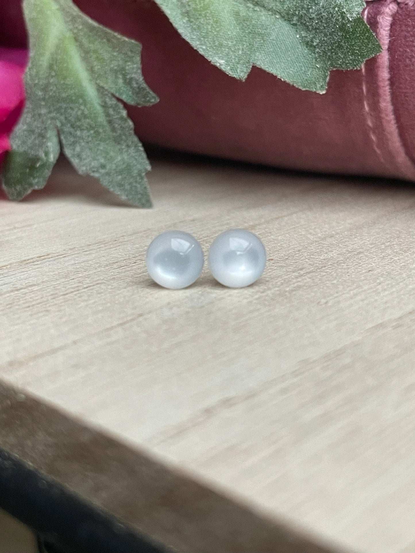 Cabochon Ohrstecker 7 mm Eisweiß – Edelstahl Ohrstecker für Damen
