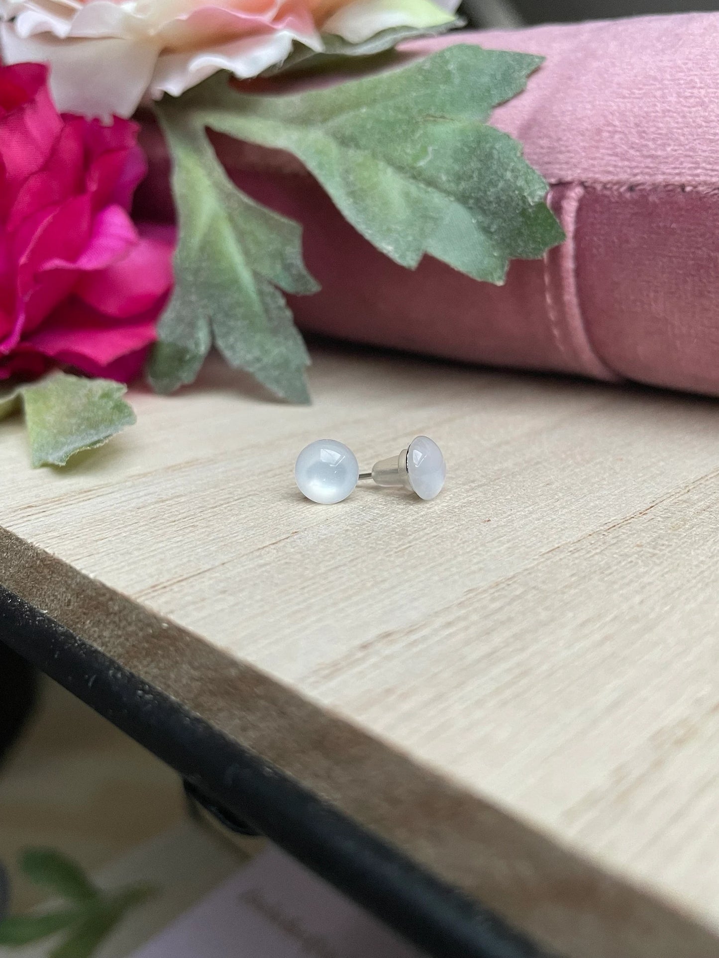 Cabochon Ohrstecker 7 mm Eisweiß – Edelstahl Ohrstecker für Damen