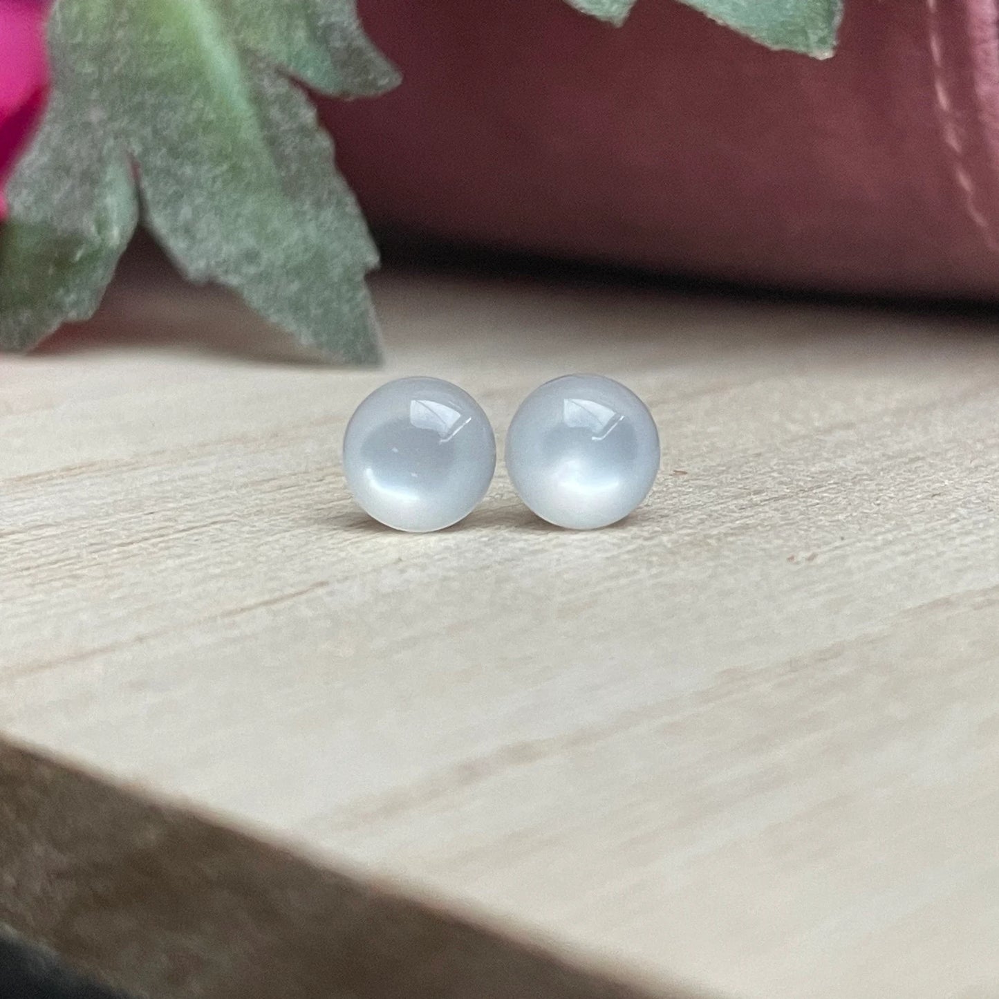 Cabochon Ohrstecker 7 mm Eisweiß – Edelstahl Ohrstecker für Damen