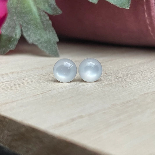 Cabochon Ohrstecker 7 mm Eisweiß – Edelstahl Ohrstecker für Damen