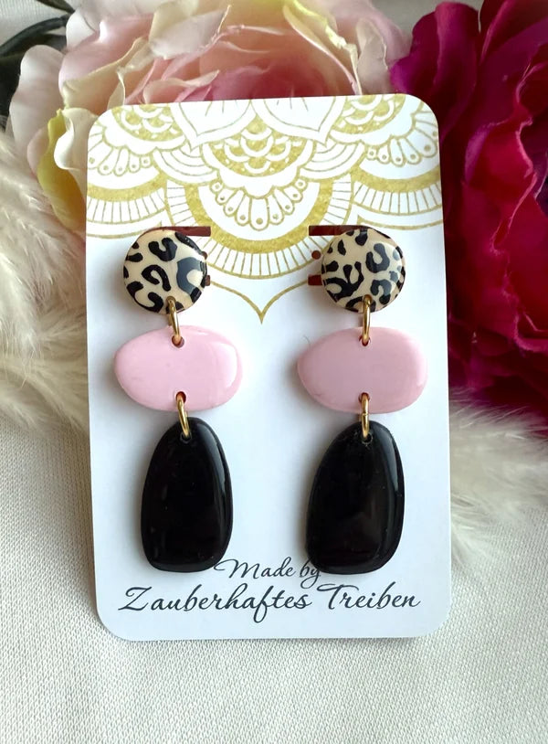 Handgemachte Polymer Clay Ohrringe – Leo Muster in Rosé & Schwarz | Edelstahl goldfarben