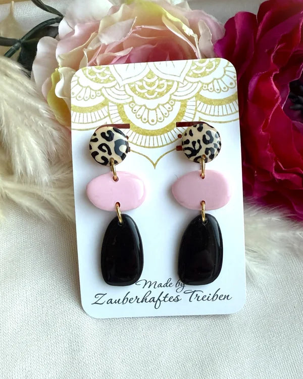 Handgemachte Polymer Clay Ohrringe – Leo Muster in Rosé & Schwarz | Edelstahl goldfarben