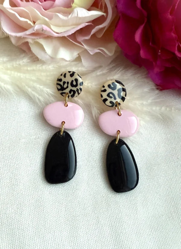 Handgemachte Polymer Clay Ohrringe – Leo Muster in Rosé & Schwarz | Edelstahl goldfarben